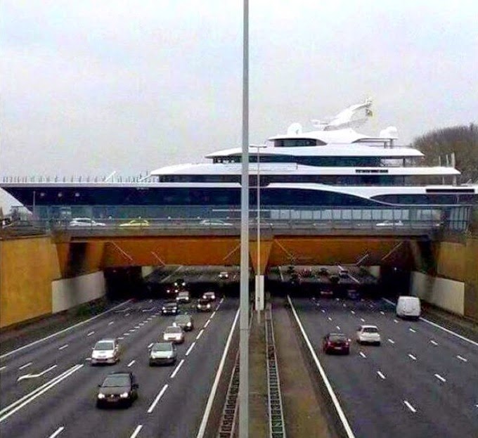 Loď pláva po moste